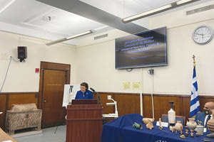 Η κ. Μενδώνη στην τελετή παραλαβής με φόντο τη μινωική λάρνακα