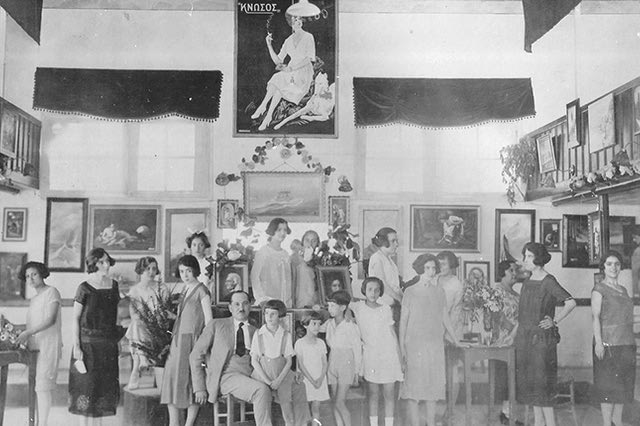ΦΩΤΟΗΜΕΡΑΣ: 1930, στο Ηράκλειο, στη βιοτεχνία σιγαρέττων “Κνωσός”