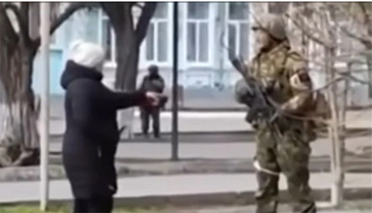  Viral έχει γίνει ένα βίντεο που κυκλοφορεί από χθες στα social media και δείχνει μία Ουκρανή να στέκεται με θάρρος και γενναιότητα μπροοστά σε έναν Ρώσο στρατιώτη.