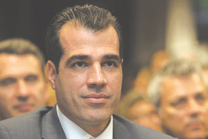 Μέχρι τις 15 Μαρτίου όλα τα νοσοκομεία θα λειτουργούν όπως πριν την κλιμάκωση της πανδημίας, όπως είπε χθες ο υπουργός Υγείας, κ. Θάνος Πλεύρης, ο οποίος σημείωσε ότι τις τελευταίες ημέρες καταγράφεται και στη χώρα μας αποκλιμάκωση σε όλους τους δείκτες της πανδημίας. «Το ΕΣΥ μπορούμε να πούμε πλέον ότι δεν πιέζεται, υπό την έννοια ότι αν και εξακολουθεί να έχει αρκετούς διασωληνωμένους και αρκετές νοσηλείες, τα εξιτήρια είναι περισσότερα από τις εισαγωγές» τόνισε ο υπ. Υγείας. Σημείωσε επίσης πως μέχρι τις 15 Μαρτίου, όλα τα νοσοκομεία θα λειτουργούν, όπως πριν την κλιμάκωση της πανδημίας και «ήδη αρχίζουμε να περιορίζουμε τα περιστατικά τα οποία στέλναμε στον ιδιωτικό τομέα». Ο κ. Πλεύρης επισήμανε πως έχει υποχωρήσει πλήρως η παραλλαγή Δέλτα, αλλά δεν πρέπει σε καμία περίπτωση να δοθεί λάθος μήνυμα. «Πράγματι έχουμε μία μετάλλαξη η οποία στα χαρακτηριστικά της είναι πιο ήπια από τη Δέλτα, αλλά δεν είναι γρίπη, δεν είναι κρυολόγημα», τόνισε και προσέθεσε: «Η Δέλτα έχει υποχωρήσει πλήρως και αυτό είναι πολύ θετικό γιατί οι μεγάλοι αριθμοί στους διασωληνωμένους και στους θανάτους το διάστημα Νοεμβρίου-Ιανουαρίου, οφείλονταν στο κύμα της Δέλτα. Ακόμα και σήμερα νοσηλεύονται ασθενείς με Δέλτα. Γι’ αυτό και ο δείκτης των θανάτων, αν και έχει φθίνουσα πορεία, παραμένει υψηλός». «Η Όμικρον βέβαια είναι επικίνδυνη για τους ανεμβολίαστους συνανθρώπους μας, μεγάλης ηλικίας» είπε χαρακτηριστικά. Ο υπ. Υγείας προέβλεψε τέλος πως το καλοκαίρι οι πλήρως εμβολιασμένοι θα είναι πολύ κοντά στην κανονικότητα, «εφόσον συνεχιστεί η πορεία που βλέπουμε στα μαθηματικά μοντέλα, διότι αυτή τη στιγμή έχουμε και σημαντική εμβολιαστική κάλυψη. Έχουμε 84% εμβολιαστική κάλυψη των ενηλίκων και πολύς κόσμος έχει νοσήσει, άρα βλέπουμε μία φθίνουσα πορεία». Έχει μείνει η μάσκα που είναι ένας ήπιος περιορισμός και ήδη η Επιτροπή το συζητάει να αρθεί στους εξωτερικούς χώρους, όπως είπε και προσέθεσε: «Ωστόσο, ορθώς και κατά τη δική μου εκτίμηση δεν έχει γίνει ακόμα, επειδή έχουμε τις καρναβαλικές εκδηλώσεις και δεν θέλαμε να δοθεί λάθος μήνυμα». Τέλος, είπε πως η πανδημία κάνει κύματα και φαίνεται ότι μπαίνουμε σιγά–σιγά στην ύφεση. «Η ζωή μας θα είναι πολύ κοντά στην κανονικότητα και αυτό είναι σημαντικό και για τον τουρισμό» κατέληξε.