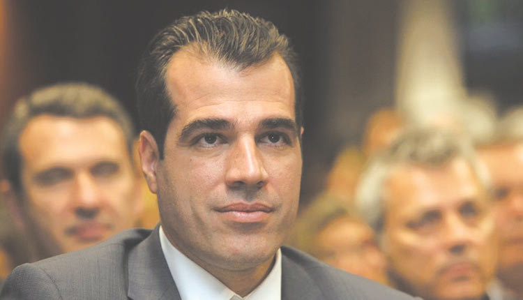 Μέχρι τις 15 Μαρτίου όλα τα νοσοκομεία θα λειτουργούν όπως πριν την κλιμάκωση της πανδημίας, όπως είπε χθες ο υπουργός Υγείας, κ. Θάνος Πλεύρης, ο οποίος σημείωσε ότι τις τελευταίες ημέρες καταγράφεται και στη χώρα μας αποκλιμάκωση σε όλους τους δείκτες της πανδημίας. «Το ΕΣΥ μπορούμε να πούμε πλέον ότι δεν πιέζεται, υπό την έννοια ότι αν και εξακολουθεί να έχει αρκετούς διασωληνωμένους και αρκετές νοσηλείες, τα εξιτήρια είναι περισσότερα από τις εισαγωγές» τόνισε ο υπ. Υγείας. Σημείωσε επίσης πως μέχρι τις 15 Μαρτίου, όλα τα νοσοκομεία θα λειτουργούν, όπως πριν την κλιμάκωση της πανδημίας και «ήδη αρχίζουμε να περιορίζουμε τα περιστατικά τα οποία στέλναμε στον ιδιωτικό τομέα». Ο κ. Πλεύρης επισήμανε πως έχει υποχωρήσει πλήρως η παραλλαγή Δέλτα, αλλά δεν πρέπει σε καμία περίπτωση να δοθεί λάθος μήνυμα. «Πράγματι έχουμε μία μετάλλαξη η οποία στα χαρακτηριστικά της είναι πιο ήπια από τη Δέλτα, αλλά δεν είναι γρίπη, δεν είναι κρυολόγημα», τόνισε και προσέθεσε: «Η Δέλτα έχει υποχωρήσει πλήρως και αυτό είναι πολύ θετικό γιατί οι μεγάλοι αριθμοί στους διασωληνωμένους και στους θανάτους το διάστημα Νοεμβρίου-Ιανουαρίου, οφείλονταν στο κύμα της Δέλτα. Ακόμα και σήμερα νοσηλεύονται ασθενείς με Δέλτα. Γι’ αυτό και ο δείκτης των θανάτων, αν και έχει φθίνουσα πορεία, παραμένει υψηλός». «Η Όμικρον βέβαια είναι επικίνδυνη για τους ανεμβολίαστους συνανθρώπους μας, μεγάλης ηλικίας» είπε χαρακτηριστικά. Ο υπ. Υγείας προέβλεψε τέλος πως το καλοκαίρι οι πλήρως εμβολιασμένοι θα είναι πολύ κοντά στην κανονικότητα, «εφόσον συνεχιστεί η πορεία που βλέπουμε στα μαθηματικά μοντέλα, διότι αυτή τη στιγμή έχουμε και σημαντική εμβολιαστική κάλυψη. Έχουμε 84% εμβολιαστική κάλυψη των ενηλίκων και πολύς κόσμος έχει νοσήσει, άρα βλέπουμε μία φθίνουσα πορεία». Έχει μείνει η μάσκα που είναι ένας ήπιος περιορισμός και ήδη η Επιτροπή το συζητάει να αρθεί στους εξωτερικούς χώρους, όπως είπε και προσέθεσε: «Ωστόσο, ορθώς και κατά τη δική μου εκτίμηση δεν έχει γίνει ακόμα, επειδή έχουμε τις καρναβαλικές εκδηλώσεις και δεν θέλαμε να δοθεί λάθος μήνυμα». Τέλος, είπε πως η πανδημία κάνει κύματα και φαίνεται ότι μπαίνουμε σιγά–σιγά στην ύφεση. «Η ζωή μας θα είναι πολύ κοντά στην κανονικότητα και αυτό είναι σημαντικό και για τον τουρισμό» κατέληξε.