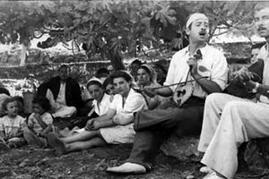 ΦΩΤΟΗΜΕΡΑΣ: ΣΕ ΧΩΡΙΟ της Κρήτης. Υπαίθριο γλέντι με τον Θανάση Σκορδαλό να δίνει τον τόνο.