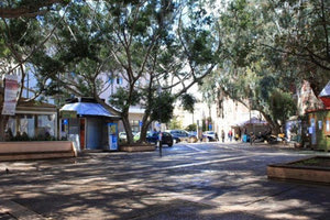 Εντοπίστηκε και τα στοιχεία του είναι γνωστά ο διανομέας της WOLT που έσωσε τον ανήλικο γιο του Κ. Χατζάκη, ο οποίος είχε απειληθεί από έναν αλλοδαπό με μαχαίρι, προκειμένου να του παραδώσει τα χρήματά του, το βράδυ της Τσικνοπέμπτης, στην πλατεία Δασκαλογιάννη.