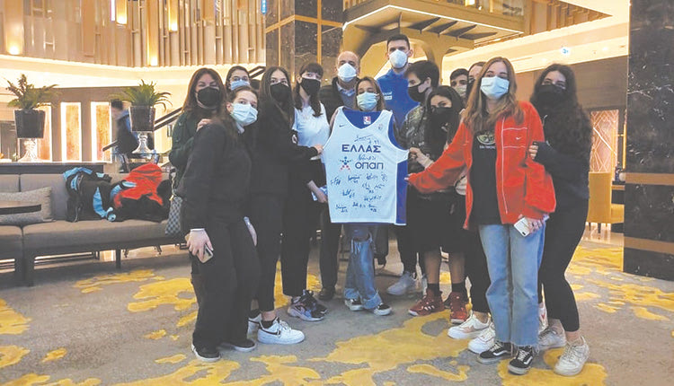 ΣΤΟ ΠΛΑΙ ΤΗΣ ΕΘΝΙΚΗΣ ΟΙ ΕΛΛΗΝΕΣ ΜΑΘΗΤΕΣ ΤΗΣ ΠΟΛΗΣ