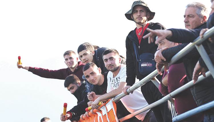 Φίλαθλοι του Αλμυρού στο χθεσινό ντέρμπι