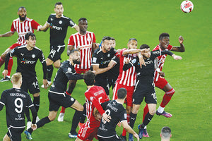 Συναγερμός στα καρέ του ΟΦΗ με πολλούς παίκτες να διεκδικούν την μπάλα