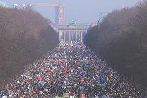 Εκατοντάδες χιλιάδες διαδηλωτές αντιδρούν στην εισβολή της Ρωσίας στην Ουκρανία