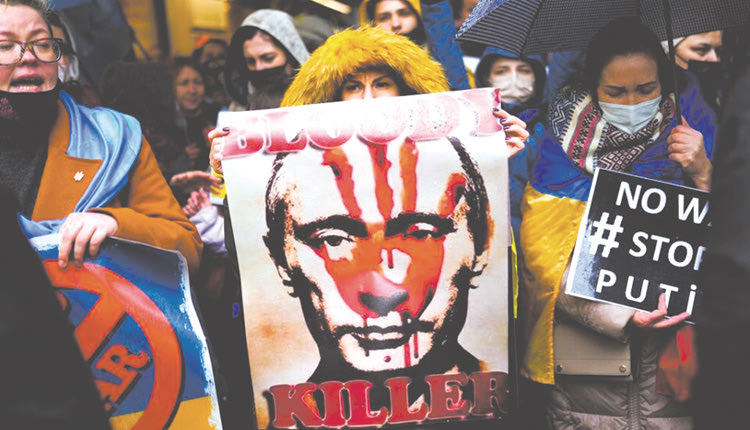 Εκατοντάδες χιλιάδες διαδηλωτές αντιδρούν στην εισβολή της Ρωσίας στην Ουκρανία