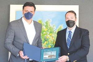 «Το λιμάνι του Ηρακλείου είναι ένας βασικός πυλώνας για την ανάπτυξη της κρουαζιέρας στη χώρα. Ο διπλασιασμός κρουαζιερόπλοιων και επιβατών για το 2022 αποτελεί μία ακόμη ψήφο εμπιστοσύνης στην Κρήτη από τους ταξιδιώτες αλλά και τις εταιρείες του κλάδου», επισήμανε ο υπουργός Τουρισμού, κ. Βασίλης Κικίλιας, κατά τη συνάντησή του με τον διευθύνοντα σύμβουλο του Οργανισμού Λιμένος Ηρακλείου, Μηνά Παπαδάκη.