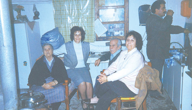 Στη φωτογραφία είναι ο Λευτέρης Χαιρέτης με τη γυναίκα του, τα παιδιά του και τη σύζυγο του Δημοσθένη Ραπτόπουλου. Ο Χαιρέτης δραπέτευσε από την Αγυιά το καλοκαίρι του 1942 με τη βοήθεια της οργάνωσης Χανίων (ΚΕΕΕ), ενώ ο Α. Ραπόπουλος αρνήθηκε φοβούμενος τα αντίποινα. Αρχείο Δημοσθένη Ραπόπουλου