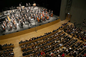 H αίθουσα «Ανδρέα και Μαρίας Καλοκαιρινού», όπως ονομάζεται πλέον από χθες η μεγάλη αίθουσα του Πολιτιστικού και Συνεδριακού Κέντρου