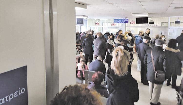 Στις ουρές των εξωτερικών ιατρείων του ΠΑΓΝΗ