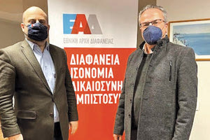 ο Γραμματέας της Περιφερειακής Ένωσης Δήμων, κ. Γιάννης Μαλανδράκης στον Διοικητή της Εθνικής Αρχής Διαφάνειας κ. Άγγελο Μπίνη