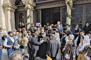 Πανηγυρικό το κλίμα έξω από τον Άγιο Μηνά για τον Σεβασμιότατο Αρχιεπίσκοπο Κρήτης κ. Ευγένιο