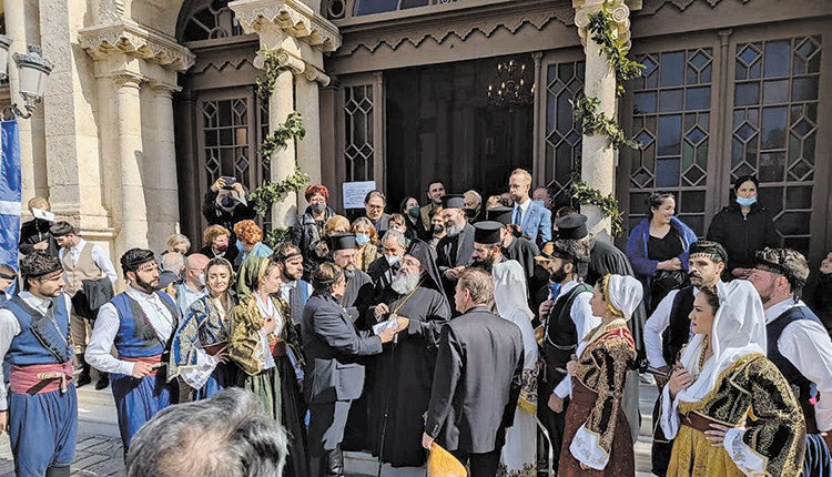 Πανηγυρικό το κλίμα έξω από τον Άγιο Μηνά για τον Σεβασμιότατο Αρχιεπίσκοπο Κρήτης κ. Ευγένιο