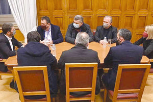 το Προεδρείο του Εργατικού Κέντρου Ηρακλείου, με τον Πρόεδρο του Κινήματος Αλλαγής, Νίκο Ανδρουλάκη