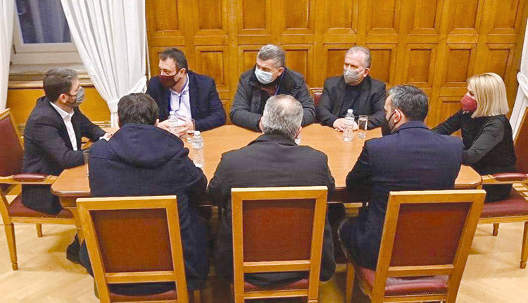 το Προεδρείο του Εργατικού Κέντρου Ηρακλείου, με τον Πρόεδρο του Κινήματος Αλλαγής, Νίκο Ανδρουλάκη