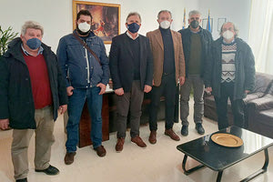 οι  εργαζόμενοι των Δήμων του νομού Ηρακλείου, που προσέφεραν δύο οικίσκους στους δημάρχους Μινώα Πεδιάδας, κ. Φραγκάκη και Αρχανών Αστερουσίων, κ. Κοκοσάλη