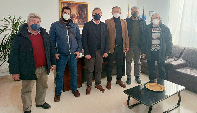 οι  εργαζόμενοι των Δήμων του νομού Ηρακλείου, που προσέφεραν δύο οικίσκους στους δημάρχους Μινώα Πεδιάδας, κ. Φραγκάκη και Αρχανών Αστερουσίων, κ. Κοκοσάλη