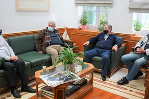 Με μέλη της Πανελλήνιας Ομοσπονδίας Πολιτιστικών Κρητικών Σωματίων της Αθήνας συναντήθηκε  ο περιφερειάρχης Σταύρος Αρναουτάκης