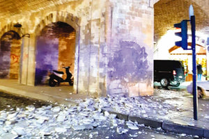 Αποκόλληση των μαρμάρινων πλακών από το ενετικό τείχος στην πύλη του Ιησού