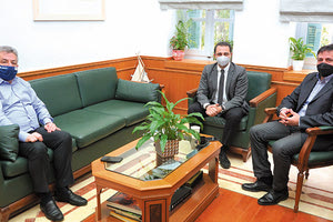 Με τον βουλευτή Ηρακλείου της Νέας Δημοκρατίας Μάξιμο Σενετάκη ο περιφερειάρχης Κρήτης Σταύρος Αρναουτάκης