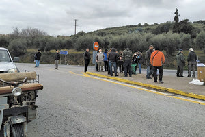 Κινητοποίηση στον κόμβο των Πεζών από αγρότες που αυτοχαρακτηρίζονται «βιοπαλαιστές»