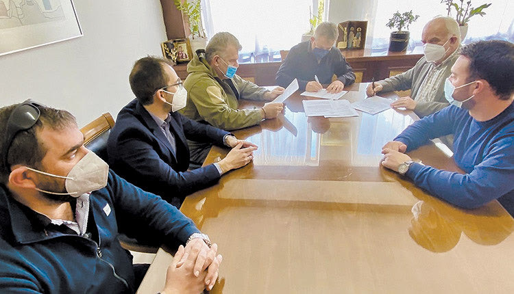 Στην υπογραφή της σύμβασης για την υπογειοποίηση των δικτύων του οικισμού των Ματάλων