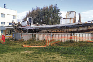 Ένα.."κουφάρι" από ξύλινο σκάφος.. τοποθετήθηκε στην πλέον περίοπτη θέση του λιμανιού