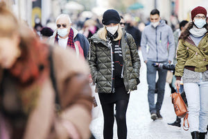 άνθρωποι με μάσκες στην εποχή του κοροναϊού