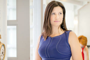 η κυρία Εβελίνα Μπάκιντα υπεύθυνη Δημοσίων Σχέσεων και Marketing της Έκθεσης του Μουσείου Φυσικής Ιστορίας Κρήτης.