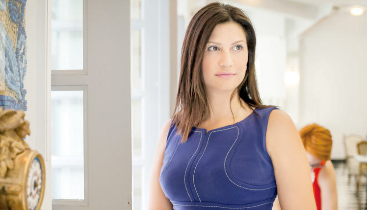 η κυρία Εβελίνα Μπάκιντα υπεύθυνη Δημοσίων Σχέσεων και Marketing της Έκθεσης του Μουσείου Φυσικής Ιστορίας Κρήτης.