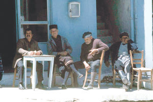 ΦΩΤΟΗΜΕΡΑΣ: DEKAETIA του ’70 σε καφενείο στο Ψυχρό Λασιθίου (Φωτογραφία John Handy)