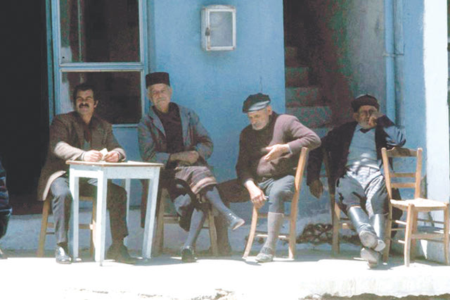 ΦΩΤΟΗΜΕΡΑΣ: DEKAETIA του ’70 σε καφενείο στο Ψυχρό Λασιθίου (Φωτογραφία John Handy)