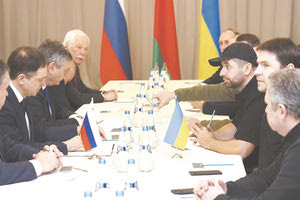 Στο τραπέζι του διαλόγου και τα πεδία των μαχών