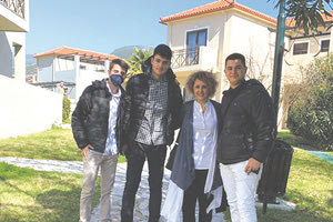 Η καθηγήτρια, κ. Ελένη Μπενέκου, με τους τρεις μαθητές που συμμετείχαν στην ταινία