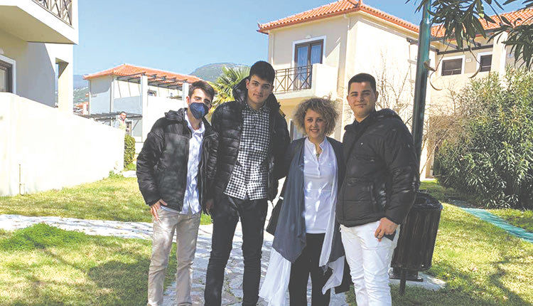 Η καθηγήτρια, κ. Ελένη Μπενέκου, με τους τρεις μαθητές που συμμετείχαν στην ταινία