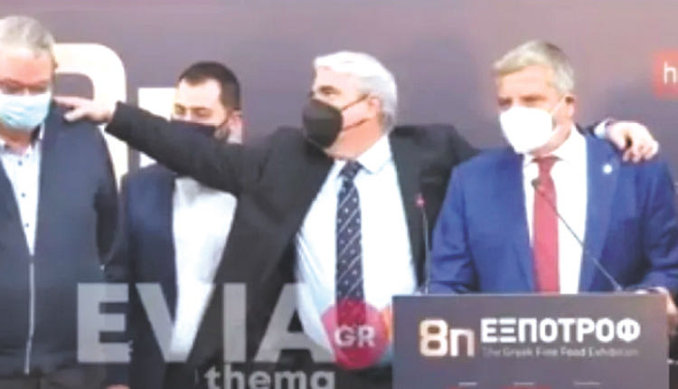 Ποικίλα σχόλια έχει προκαλέσει η παρουσία του υφυπουργού Αγροτικής Ανάπτυξης και Τροφίμων Σίμου Κεδίκογλου στην έκθεση «ΕΞΠΟΤΡΟΦ» που φιλοξενήθηκε στην Παιανία.