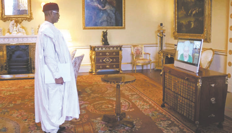 Χθες, ενώ έχει αναρρώσει, η βασίλισσα συνομίλησε με τον πρέσβη του πριγκιπάτου της Ανδόρας, Carles Jordana Madero, καθώς και με τον πρεσβευτή της Δημοκρατίας του Τσαντ, Kedella Younous Hamidi.