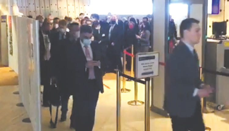  Αντιπροσωπείες κυρίως δυτικών χωρών αποχώρησαν χθες από την αίθουσα όπου πραγματοποιείται η συνεδρίαση της Διάσκεψης για τον Αφοπλισμό την ώρα της παρέμβασης του Ρώσου υπουργού Εξωτερικών Σεργκέι Λαβρόφ, σε ένδειξη αλληλεγγύης προς την Ουκρανία.