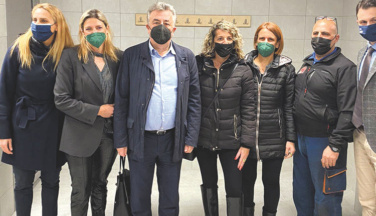 Ο περιφερειάρχης κ. Αρναουτάκης με τον πρόεδρο του ΕΑΚΗ και μέλη του συλλόγου γονέων