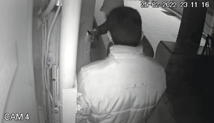 Ο ανήλικος ληστής απειλούσε με μαχαίρι τον υπάλληλο (φωτο από το βίντεο της τηλεόρασης Creta)