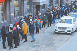 Την επιβολή capital control ανακοίνωσε η Ρωσία, μετά τις αυστηρές κυρώσεις που έχουν επιβληθεί από τη Δύση εξαιτίας του πολέμου στην Ουκρανία. O Ρώσος πρωθυπουργός Μιχαήλ Μισούτιν δήλωσε ότι οι κυρώσεις που έχουν επιβληθεί στη Ρωσία κάνουν τους ξένους επενδυτές να αποφασίζουν όχι για οικονομικούς λόγους αλλά λόγω «πολιτικής πίεσης». «Για να μπορέσουν οι επιχειρήσεις να λάβουν τεκμηριωμένες αποφάσεις, έχει προετοιμαστεί σχέδιο προεδρικού διατάγματος για την εισαγωγή προσωρινών περιορισμών στην έξοδο από τα ρωσικά περιουσιακά στοιχεία», δήλωσε. «Αναμένουμε ότι όσοι έχουν επενδύσει στη χώρα μας θα μπορούν να συνεχίσουν να εργάζονται εδώ». Ο Ρώσος πρωθυπουργός δήλωσε ότι θα υπάρχουν καθημερινές συναντήσεις για να προσπαθήσουν να αντιμετωπίσουν τις οικονομικές επιπτώσεις των κυρώσεων. «Είναι σημαντικό να παρακολουθούμε την τρέχουσα κατάσταση σε πραγματικό χρόνο και να επεξεργαζόμαστε αμέσως όλα τα απαραίτητα μέτρα», είπε. Στο μεταξύ, το ρούβλι έχει καταρρεύσει σε χαμηλό ιστορικό ρεκόρ έναντι του δολαρίου ΗΠΑ, ενώ η ρωσική κεντρική τράπεζα αναγκάστηκε να υπερδιπλασιάσει τα επιτόκια στο 20%, με το χρηματιστήριο της Μόσχας να παραμένει κλειστό από προχθές. Η ευρωπαϊκή θυγατρική της μεγαλύτερης τράπεζας της Ρωσίας βρέθηκε στα πρόθυρα της κατάρρευσης, καθώς οι αποταμιευτές έσπευσαν να αποσύρουν τις καταθέσεις τους. Οικονομολόγοι προειδοποίησαν ότι η ρωσική οικονομία θα μπορούσε να συρρικνωθεί κατά 5%.