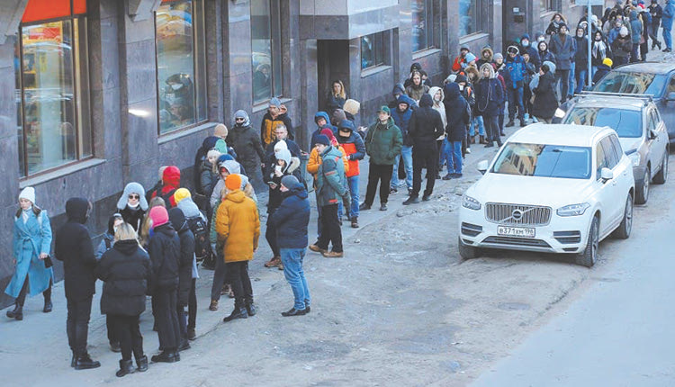 Την επιβολή capital control ανακοίνωσε η Ρωσία, μετά τις αυστηρές κυρώσεις που έχουν επιβληθεί από τη Δύση εξαιτίας του πολέμου στην Ουκρανία. O Ρώσος πρωθυπουργός Μιχαήλ Μισούτιν δήλωσε ότι οι κυρώσεις που έχουν επιβληθεί στη Ρωσία κάνουν τους ξένους επενδυτές να αποφασίζουν όχι για οικονομικούς λόγους αλλά λόγω «πολιτικής πίεσης». «Για να μπορέσουν οι επιχειρήσεις να λάβουν τεκμηριωμένες αποφάσεις, έχει προετοιμαστεί σχέδιο προεδρικού διατάγματος για την εισαγωγή προσωρινών περιορισμών στην έξοδο από τα ρωσικά περιουσιακά στοιχεία», δήλωσε. «Αναμένουμε ότι όσοι έχουν επενδύσει στη χώρα μας θα μπορούν να συνεχίσουν να εργάζονται εδώ». Ο Ρώσος πρωθυπουργός δήλωσε ότι θα υπάρχουν καθημερινές συναντήσεις για να προσπαθήσουν να αντιμετωπίσουν τις οικονομικές επιπτώσεις των κυρώσεων. «Είναι σημαντικό να παρακολουθούμε την τρέχουσα κατάσταση σε πραγματικό χρόνο και να επεξεργαζόμαστε αμέσως όλα τα απαραίτητα μέτρα», είπε. Στο μεταξύ, το ρούβλι έχει καταρρεύσει σε χαμηλό ιστορικό ρεκόρ έναντι του δολαρίου ΗΠΑ, ενώ η ρωσική κεντρική τράπεζα αναγκάστηκε να υπερδιπλασιάσει τα επιτόκια στο 20%, με το χρηματιστήριο της Μόσχας να παραμένει κλειστό από προχθές. Η ευρωπαϊκή θυγατρική της μεγαλύτερης τράπεζας της Ρωσίας βρέθηκε στα πρόθυρα της κατάρρευσης, καθώς οι αποταμιευτές έσπευσαν να αποσύρουν τις καταθέσεις τους. Οικονομολόγοι προειδοποίησαν ότι η ρωσική οικονομία θα μπορούσε να συρρικνωθεί κατά 5%.
