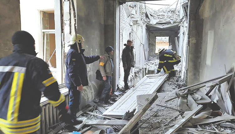 Επιθέσεις σε διαμερίσματα και στην έδρα της τοπικής αυτοδιοίκησης 