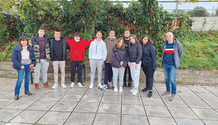 ΔΙΕΚΔΙΚΟΥΝ ΤΗΝ ΨΗΦΟ ΜΑΣ Επιχειρηματίες από τα... θρανία