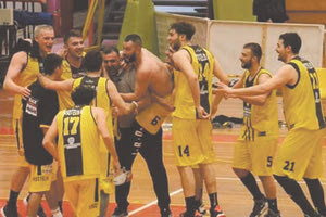 Ο Μαϊστρέλης έχει ανέβει πάνω στις πλάτες του προπονητή του και πανηγυρίζουν όλοι μαζί τη νίκη