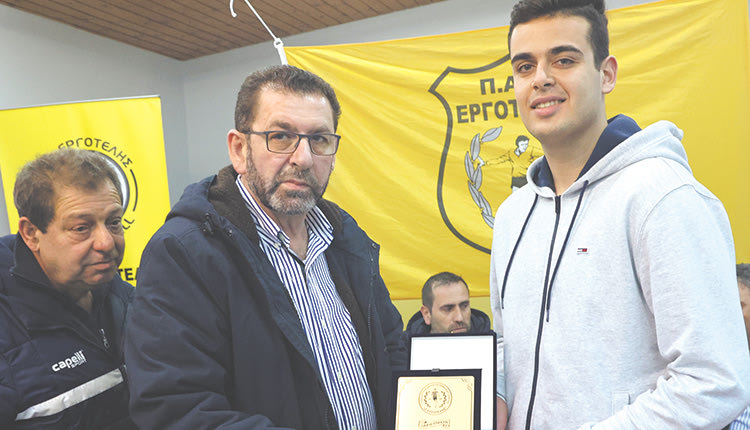 Ο κ. Στειακάκης έδωσε πλακέτα  στον εγγονό του Κώστα Παπαθεοφάνους