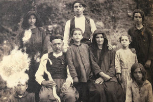 ΦΩΤΟΗΜΕΡΑΣ: Μια τυπική φωτογραφία οικογένειας στην Κρήτη αρχές του 20ου αιώνα. Από τα βρώμικα και φτωχικά ρούχα των παιδιών φαίνεται η ένδεια.