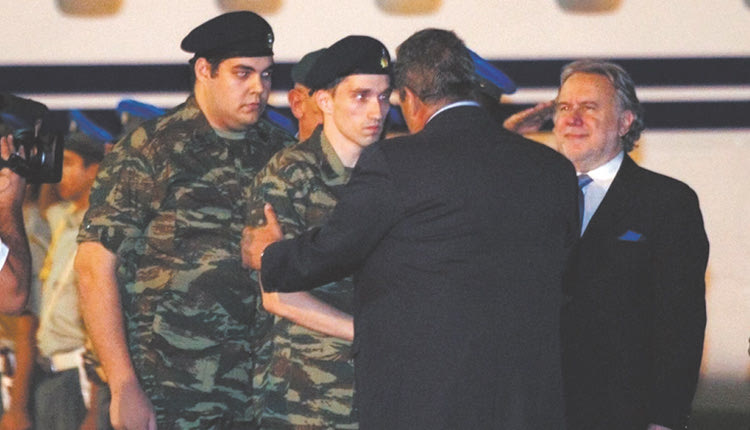 Τέτοιες μέρες ήταν το 2018 .Ο τότε ανθυπολοχαγός Αγγελος Μητρετώδης και ο ΕΠ.ΟΠ. λοχίας Δημήτρης Κούκλατζης συλλαμβάνονται απο τους Τούρκος στον Έβρο. Τότε, που ο Αποστολάκης είχε, όπως μαθαίναμε, τηλεφωνική επικοινωνία σε καλό κλίμα 